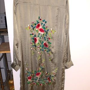 Embroidered shirt top with side slits